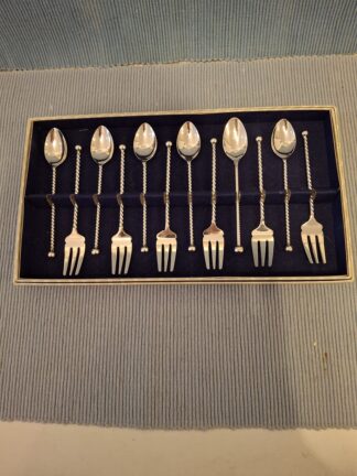 Complete set van 6 verzilverde gebakvorkjes en 6 lepeltjes
