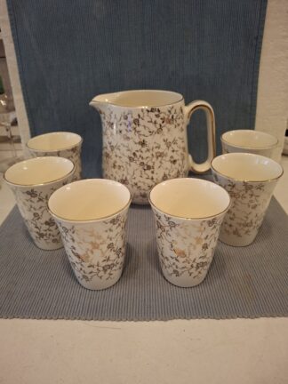 Creme / gouden aardewerk kan met 6 bekers