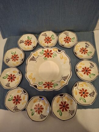 Aardewerk bonbonschaaltje met 11 bordjes