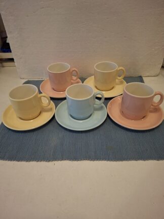 La Louviere - 5 pastelkleurige kop en schotels