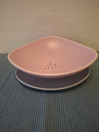 Pastelroze aardewerk fruittest & zachtgrijs onderbord - Flora Gouda ?